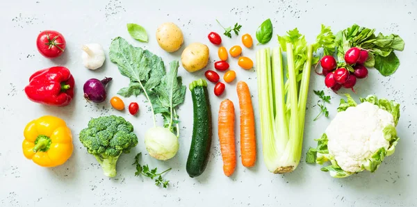 Kitchen - fresh colorful organic vegetables on worktop — Stock Photo, Image