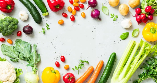 Konyha - friss, színes bio-zöldségekkel a munkalap — Stock Fotó