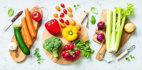 Cucina verdure biologiche fresche colorate sul piano di lavoro — Foto Stock