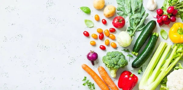 Cucina verdure biologiche fresche colorate sul piano di lavoro — Foto Stock