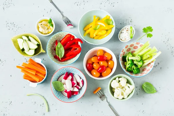 Lanches vegetarianos - legumes coloridos e mergulhos em tigelas — Fotografia de Stock