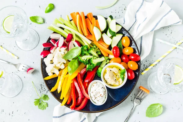 Plato de bocadillos vegetarianos - verduras coloridas y salsas — Foto de Stock