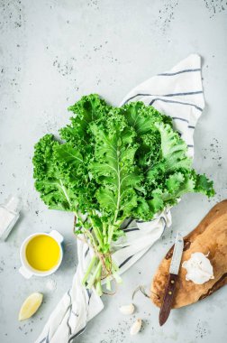 Mutfak - sahne pişirme tezgah üzerinde - taze lahana yaprakları