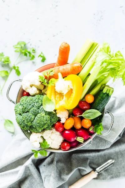 Cucina verdure biologiche fresche colorate sul piano di lavoro — Foto Stock