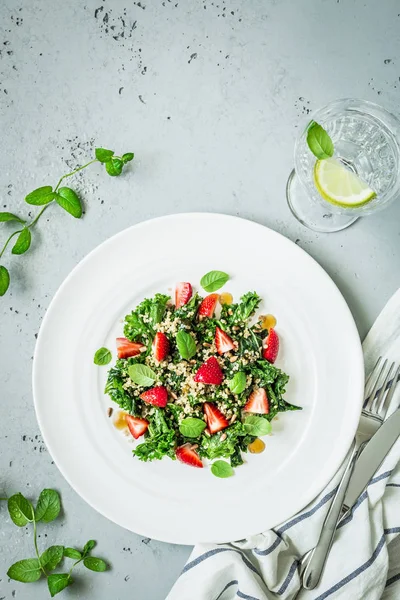 Kale, çilek, quinoa ve nane yaprakları ile salata — Stok fotoğraf
