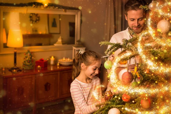 Navidad - padre e hija decoran árbol de Navidad —  Fotos de Stock