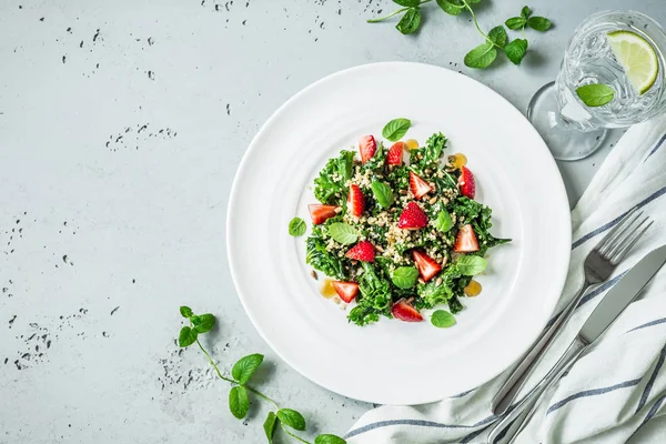 Ensalada con col rizada, fresas, quinua y hojas de menta — Foto de Stock