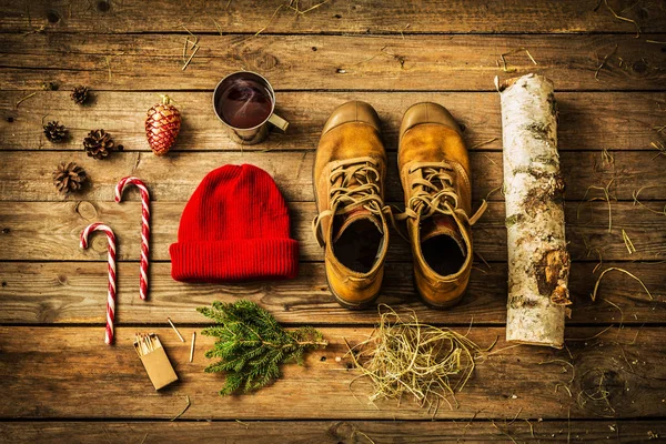 Χριστούγεννα - μπότες, καπέλο, ζεστό ρόφημα, καλάμους καραμελών και καυσόξυλα — Φωτογραφία Αρχείου