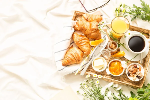 Desayuno continental en sábanas blancas - cama plana —  Fotos de Stock