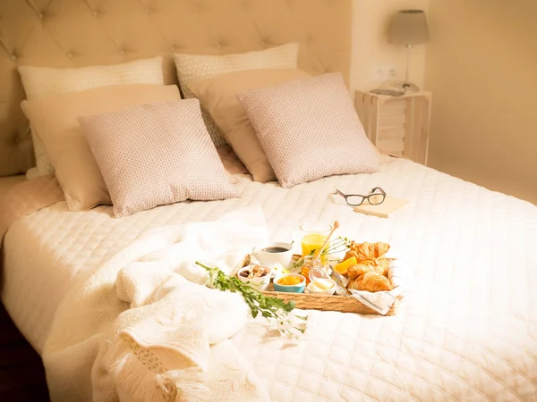 Desayuno continental en la cama en el elegante interior del dormitorio —  Fotos de Stock