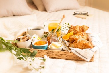 Continental Kahvaltı yatakta şık yatak odası iç