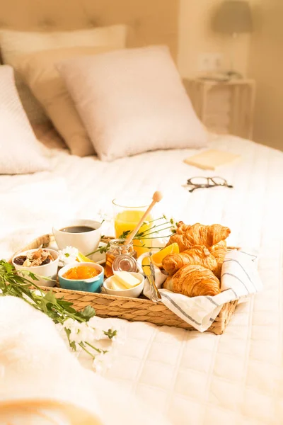 Desayuno continental en la cama en el elegante interior del dormitorio —  Fotos de Stock