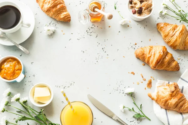 Kontinentales Frühstück auf Steintisch von oben - flach gelegt — Stockfoto