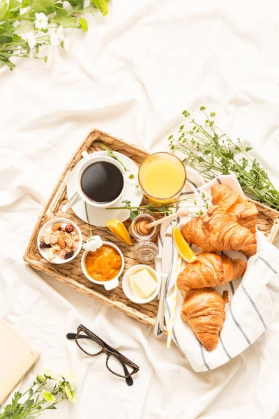 Continental breakfast on white bed sheets - flat lay — Stock Photo, Image