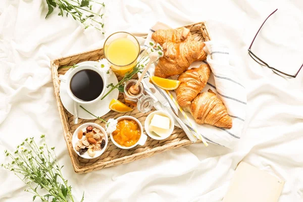 Petit déjeuner continental sur draps blancs - couchage plat — Photo