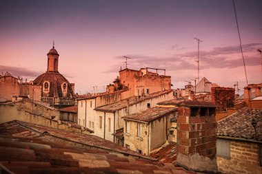 Avrupa, eski şehir sıcak gün batımı ışık - manzara çatılar