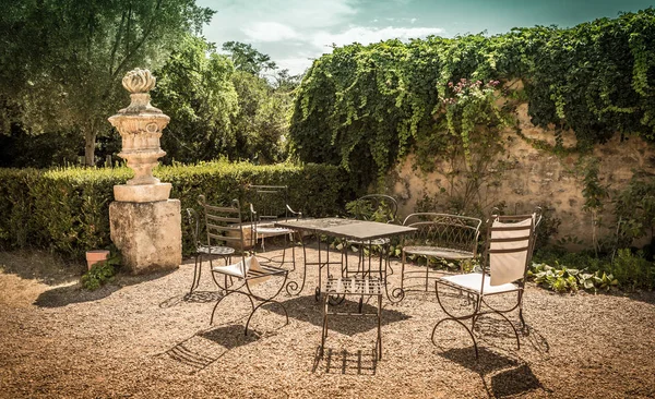 Rincón de jardín vintage tranquilo de verano con muebles de metal —  Fotos de Stock