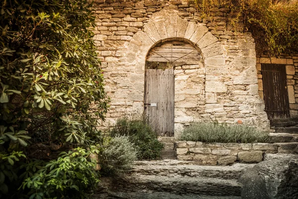 Arco (puerta) y pared de piedra histórica en el rincón del jardín — Foto de Stock