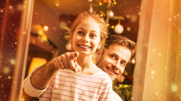 Navidad - padre e hija mirando por la ventana —  Fotos de Stock