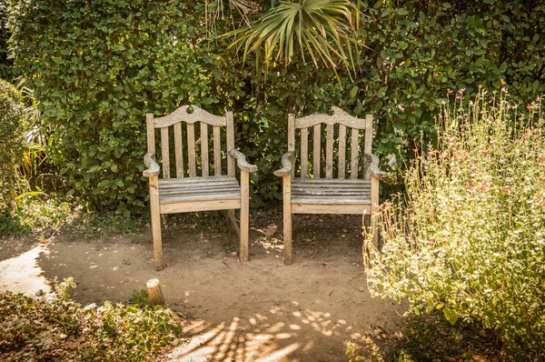 Estate tranquillo giardino d'epoca angolo con mobili in metallo — Foto Stock