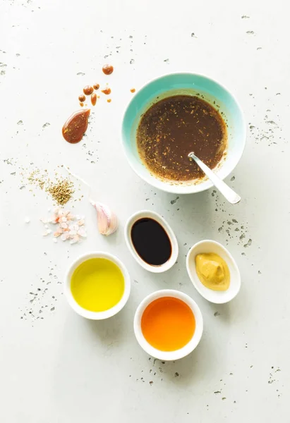 Cocinar - aderezo de ensalada marrón e ingredientes de la receta — Foto de Stock