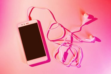 Hareket eden telefon (akıllı telefon) ve kulaklık