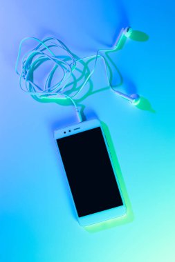 Hareket eden telefon (akıllı telefon) ve kulaklık
