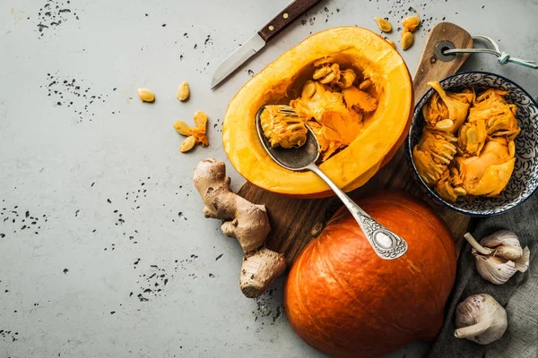 Cucina - preparazione di zucca (zucca) per cottura — Foto Stock