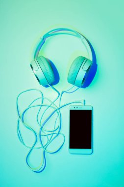 Hareket eden telefon (akıllı telefon) ve mavi kulaklık