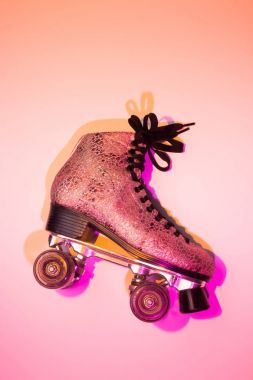 Retro pembe ışıltılı roller skate - poster düzen tasarımı