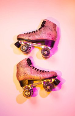 Retro pembe ışıltılı roller skate - poster düzen tasarımı