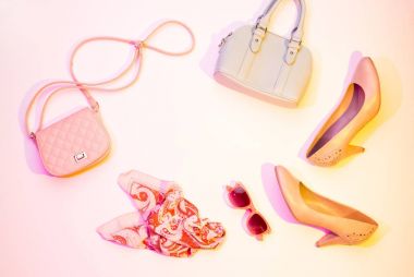 Yüksek topuklu ayakkabılar, el çantası ve eşarp - moda aksesuarları