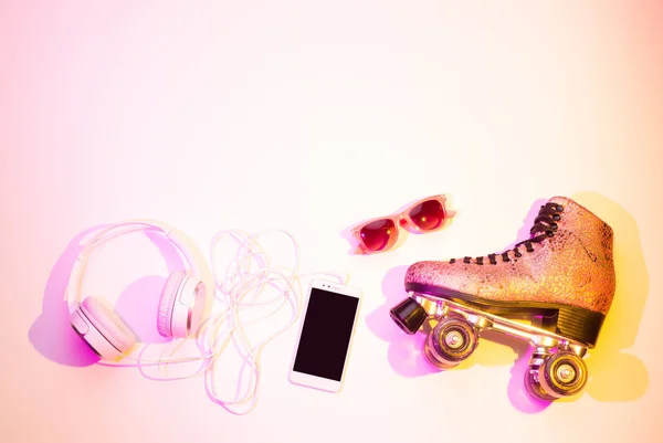 Roller skates, smartphone, headphones and sunglasses — Stock Photo, Image