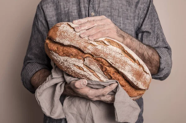 Rusztikus kérges vekni kenyér baker ember kezében — Stock Fotó