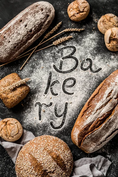 Pekařství - sing na mouku s chleby kolem - návrh plakátu — Stock fotografie
