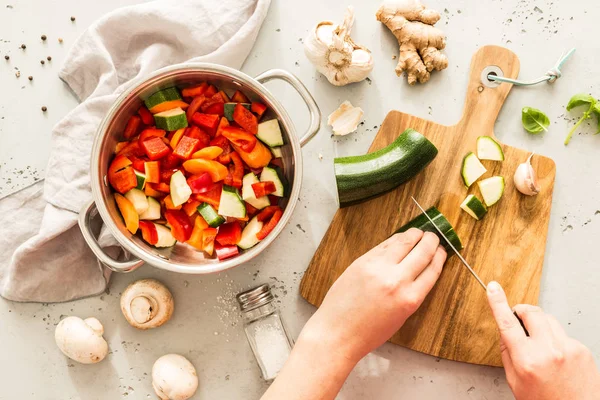 Memasak - tangan koki yang sedang menyiapkan sayur rebus vegetarian — Stok Foto