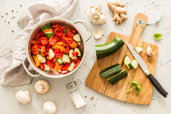 Kochen - vegetarischer Gemüseeintopf (dicke Suppe)) — Stockfoto