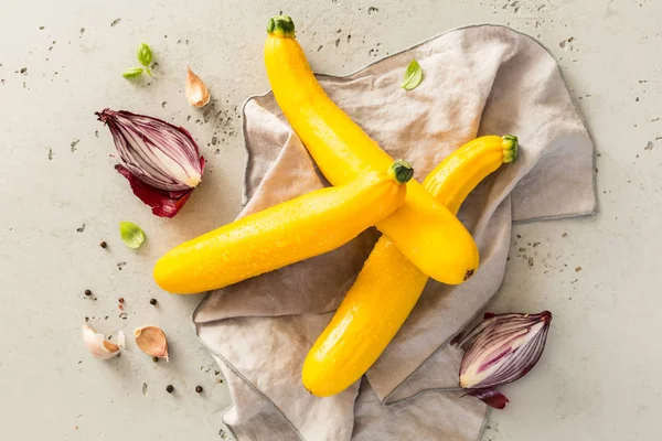 Gele courgette (courgettes), rode ui en knoflook - keuken — Stockfoto