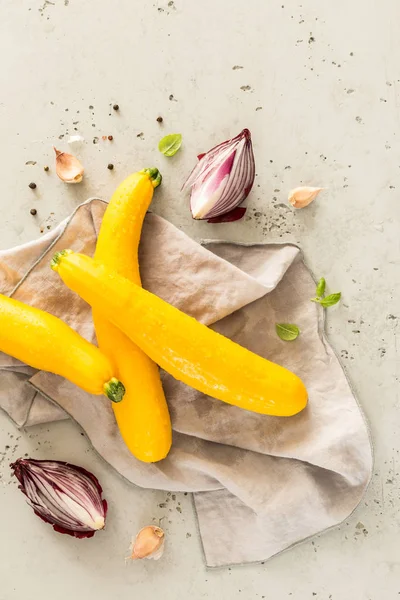 Gele courgette (courgettes), rode ui en knoflook - keuken — Stockfoto