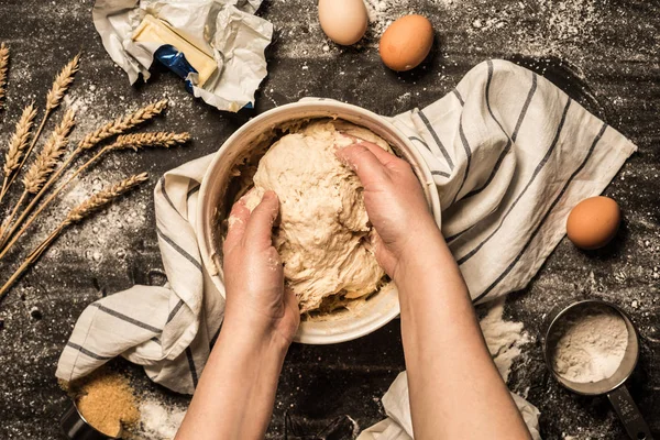 Coacere - mâinile frământând aluatul crud (patiserie) într-un castron — Fotografie, imagine de stoc