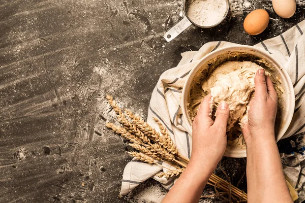 Sütés - kezek dagasztás egy tálban a nyers tészta (tészta) — Stock Fotó