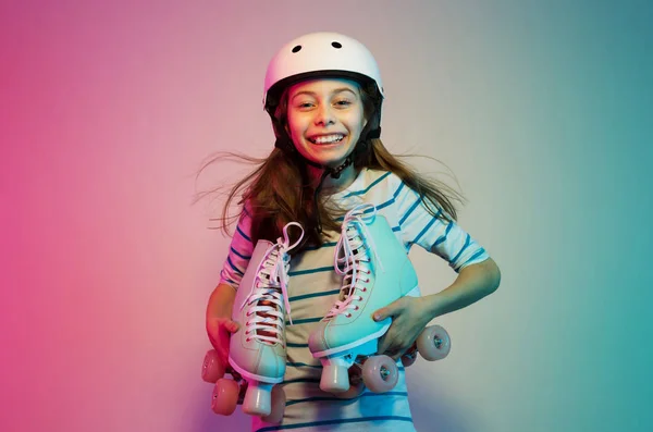 Niña pequeña en casco de seguridad con patines - deportes —  Fotos de Stock