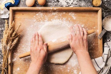 Cook'un el gemide çiğ hamur (pasta) haddeleme
