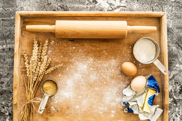 Rolling pin pada pastry board dan bahan makanan dapur — Stok Foto