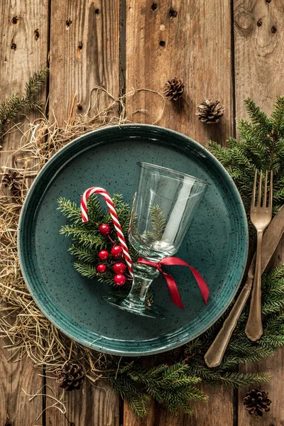 Rustic christmas table setting design with natural decorations — Stock Photo, Image