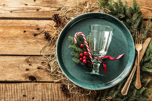 Rustic christmas table setting design with natural decorations — Stock Photo, Image
