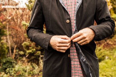 Sıradan moda - ekose gömlekli adam düğmeleri koyu mavi ceket