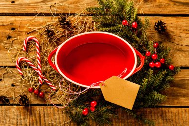 Kırsal bir Noel arkaplanı ve kırmızı boş fırın tabağı
