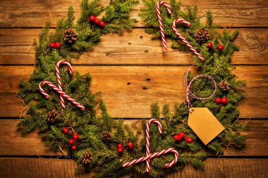 Eski ahşap arka planda süslemeleri olan Noel çelengi
