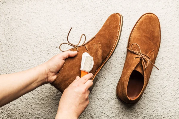 Suede woestijn schoenen borstel reinigen - schoeisel onderhoud — Stockfoto